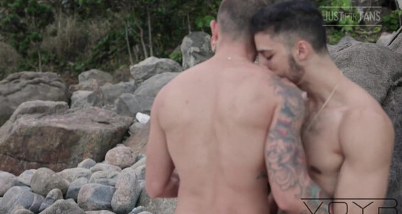 Voyr Elijah Zayne Fucks Rhyheim Shabazz At The Beach Bareback