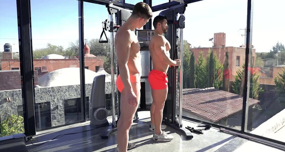 Arad Winwin nails a hot bodybuilder with a big cock in a hot gym session